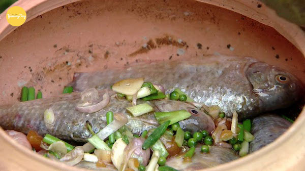 Ướp cá trước khi kho