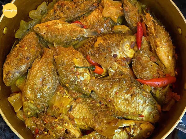 Món cá diếc kho khế chua là sự chọn tuyệt vời cho thực đơn hằng ngày