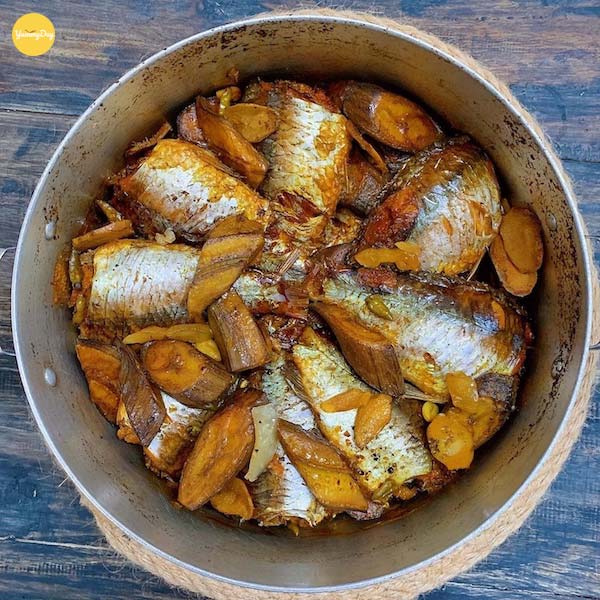 Cá diếc kho riềng đậm đà