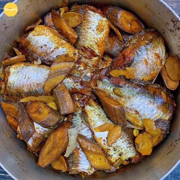 Cá diếc kho riềng chuối bắt vị