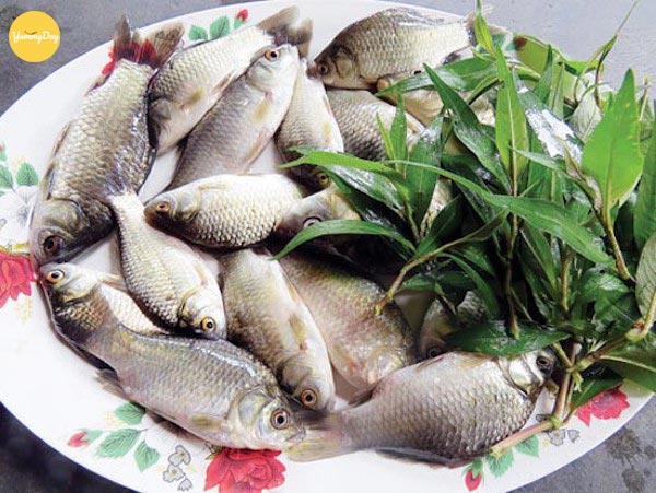 Bạn chuẩn bị khoảng 500gr cá diếc tươi để nấu ăn