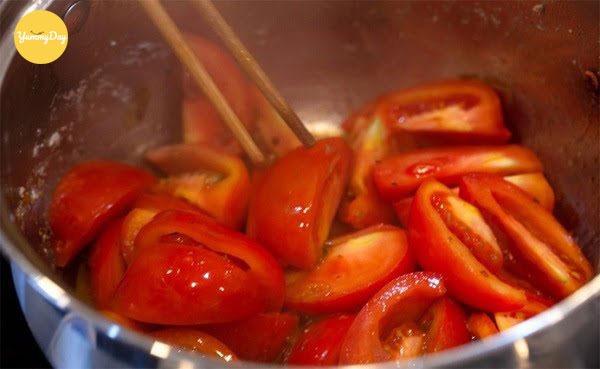 Cho cà chua vào phi cùng hành tím đã ngả vàng