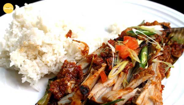Cá đuối nướng ăn kèm với cơm là chuẩn bài