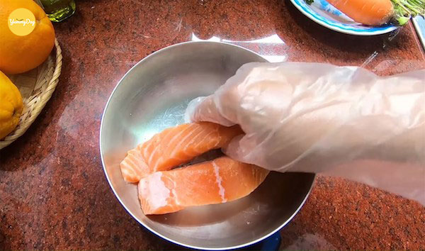 Cắt cá hồi thành từng miếng để gia vị thấm sâu