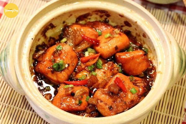 Món cá hồi kho tộ hấp dẫn không thể chối từ đã hoàn thành cho cả nhà cùng thưởng thức rồi đây