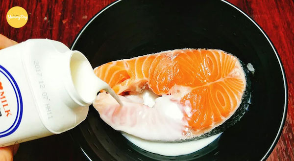 Dùng sữa tươi có thể khử mùi tanh của cá hồi