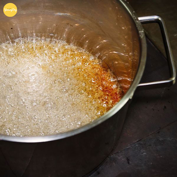 Nấu đường chuyển sang màu vàng cánh gián là được