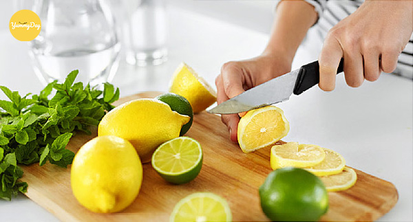 Cắt chanh thành lát mỏng