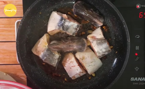Tiến hành chiên sơ cá hú