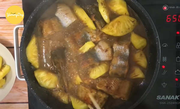 Cho thơm vào và kho tiếp thôi