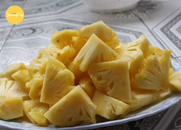 Thơm bạn đem thái miếng vừa ăn
