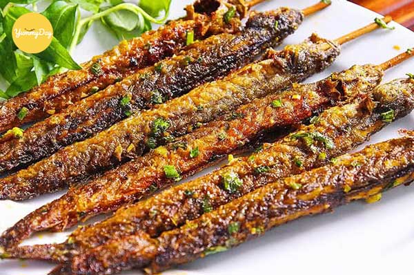 Tiến hành làm cá kèo chiên giòn rụm