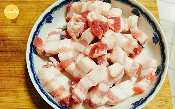 Thịt ba chỉ bạn cắt khúc vừa ăn