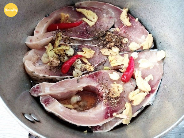 Để cá được ngấm đều gia vị nên ướp khoảng 30 phút