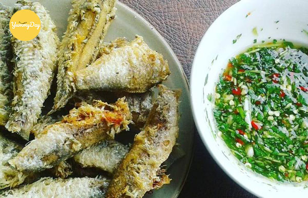 Cá linh chiên giòn chấm mắm ngò đặc sắc