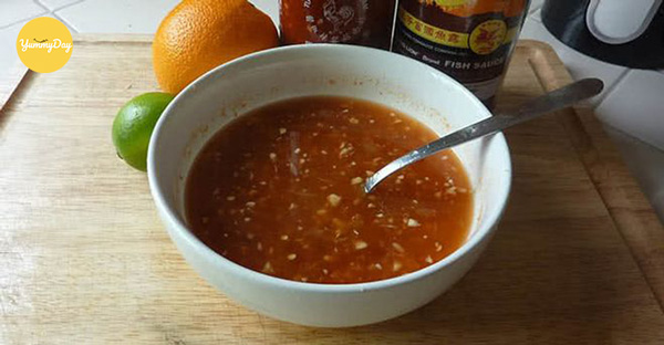 Làm nước sốt mắm me