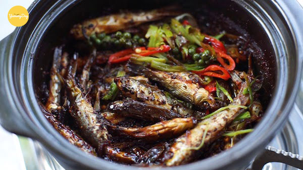 Cách làm cá linh kho tiêu cũng rất đơn giản