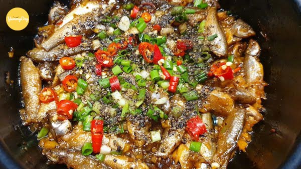 Bữa cơm trọn vị với món cá linh kho tiêu