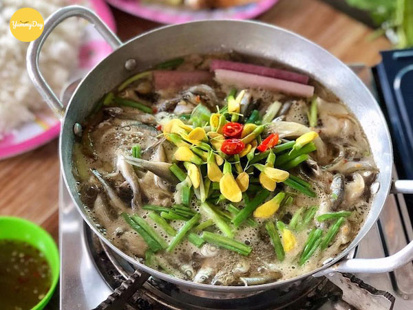 Trình bày món lẩu cá linh đặc sản miền Tây