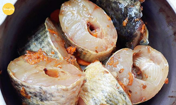 Bắt đầu kho cá lóc