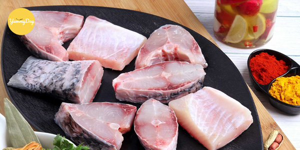 Cắt cá thành miếng vừa ăn