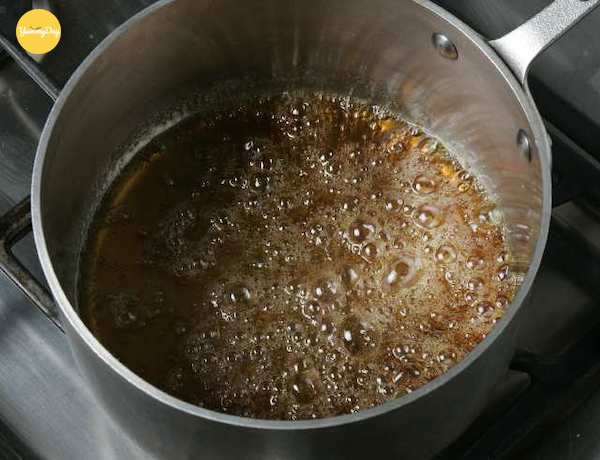 Làm nước màu để kho cá nào!