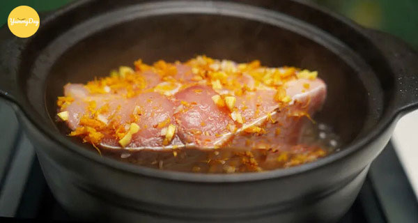 Tiến hành kho cá