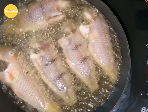 Chiên cá ngập dầu để cá mó giòn đều