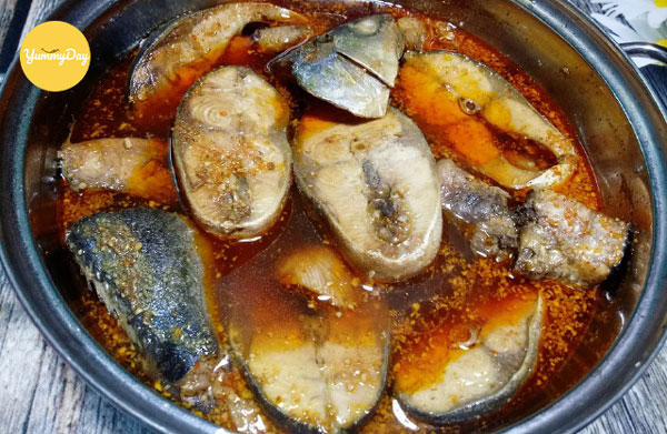 Tiến hành kho cá ngừ
