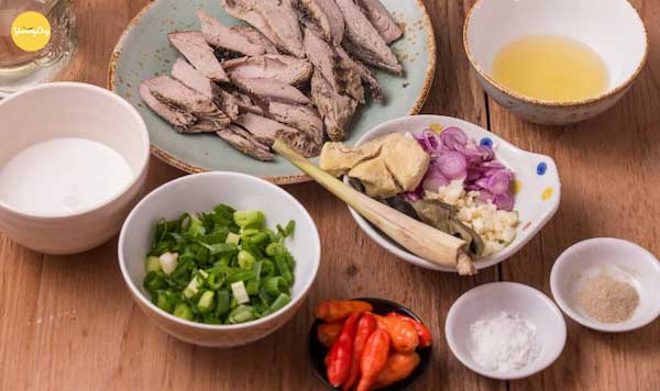 Nguyên liệu chuẩn bị cho món cá ngừ kho thơm nước dừa