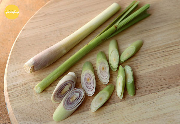 Sả thì đem thái mỏng