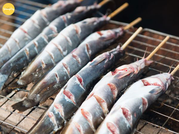 Khứa nhẹ trên phần thân cá để cá thấm đều hơn
