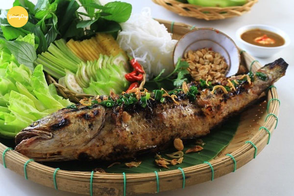 Cá nheo nướng ăn kèm cùng rau bạn yêu thích