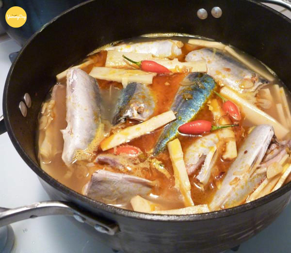 Tiến hành kho cá nục với măng