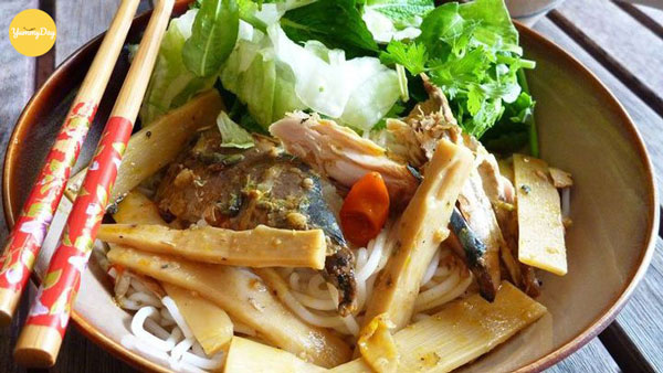 Cá nục kho măng ăn kèm bún cũng cực ngon