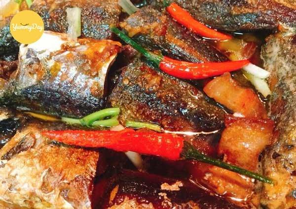 Cá nục kho riềng ba chỉ thơm ngon