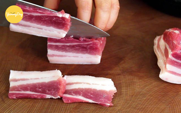 Cắt thịt ba chỉ thành từng miếng vừa ăn