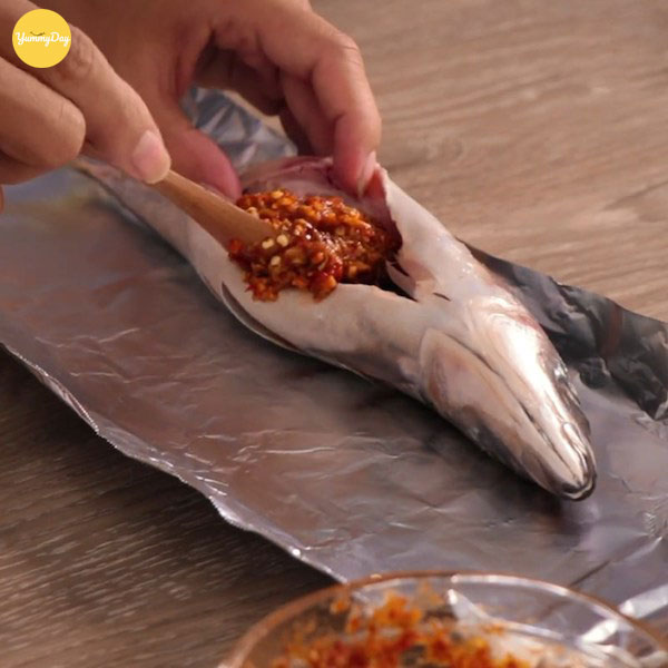 Ướp hỗn hợp gia vị vào bụng cá