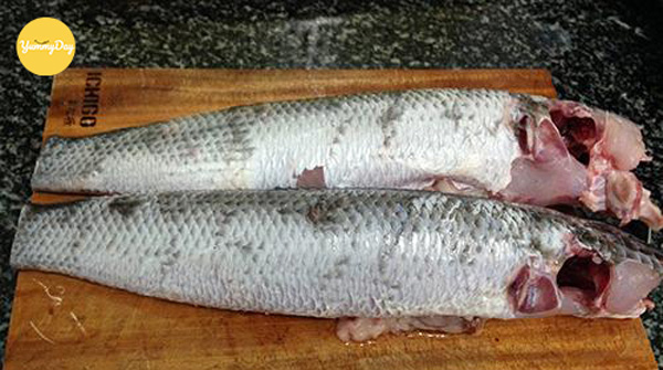 Tiến hành sơ chế cá lóc