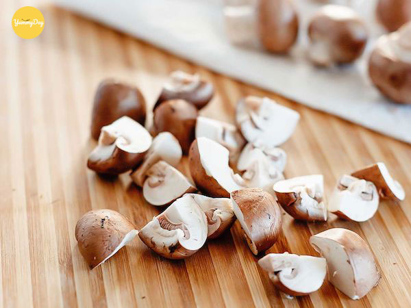 Cắt nấm thành miếng vừa ăn