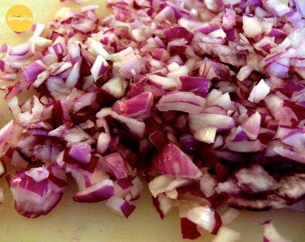 Băm nhỏ hành tím