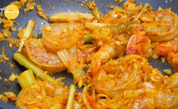Đem tôm đi xào trước