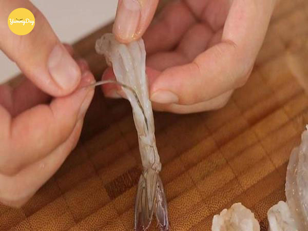 Nhớ rút chỉ ở thân tôm cho sạch