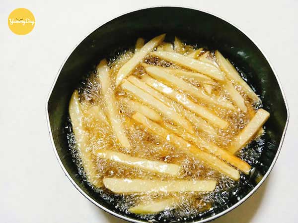 Bạn chiên khoai cho đến vàng toàn bộ mặt da
