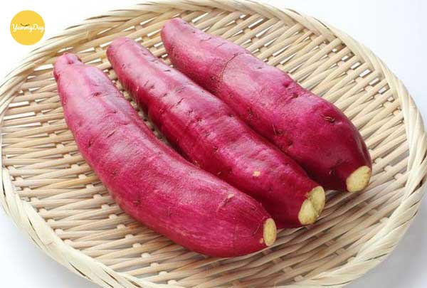 Mua 1 củ khoai lang khoảng 300gr để nấu cà ri tôm