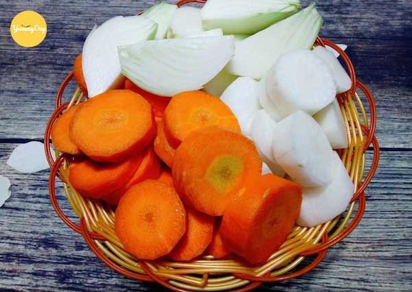 Cà rốt và hành tây lột vỏ, rửa sạch rồi bạn thái từng miếng vừa ăn