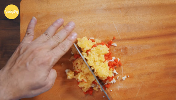 Băm nhuyễn ớt và thơm