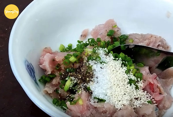 Ướp cá thác lác với các loại gia vị