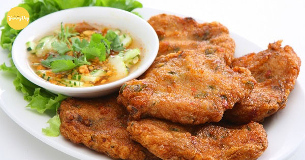 Trang trí thật đẹp mắt dĩa cá thác lát chien đã hoàn thành