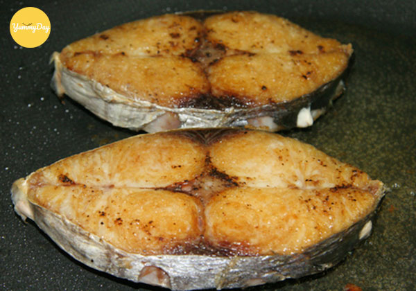 Chiên cá thu vàng đều 2 mặt